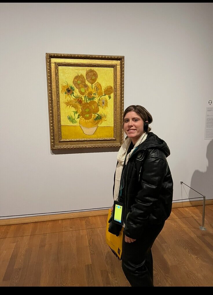 Jess com os Girasóis de Van Gogh
