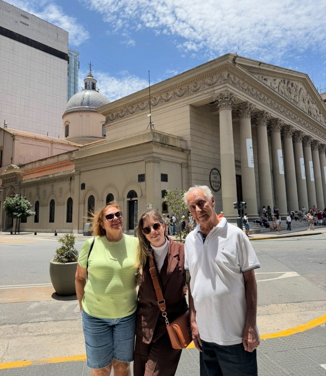 Jess com os avós em Buenos Aires