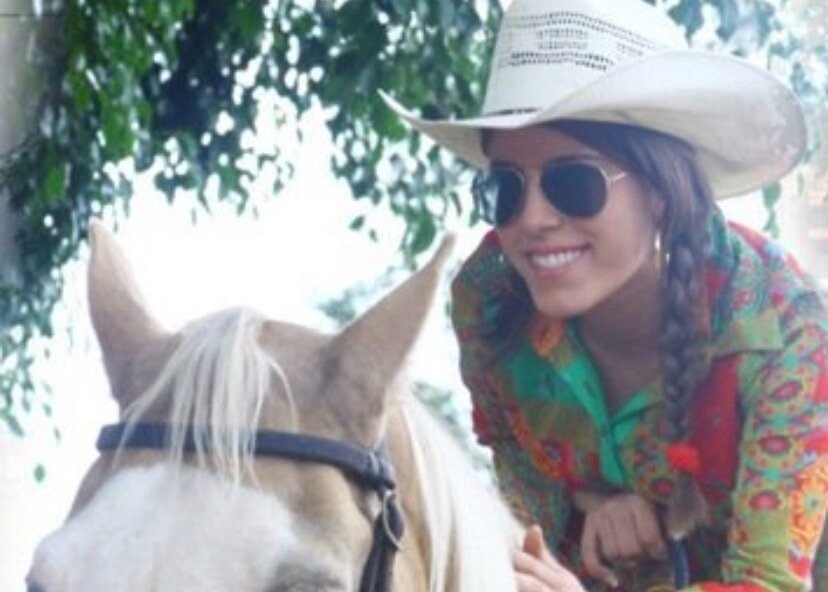 Jess no cavalo no campo