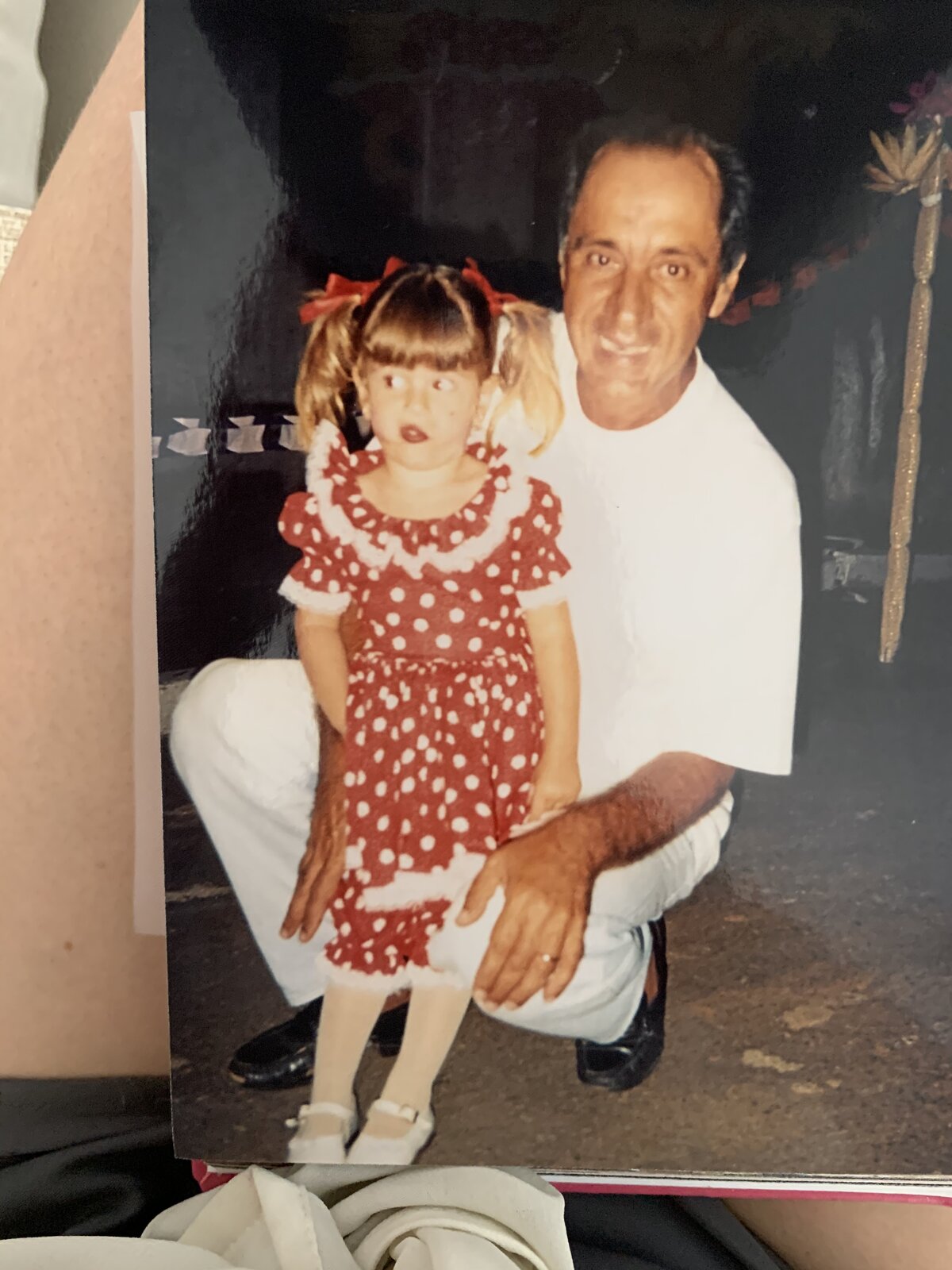 Jess criança com avô na festa