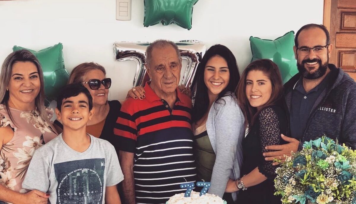 Jess com o avô em aniversário de 77 anos