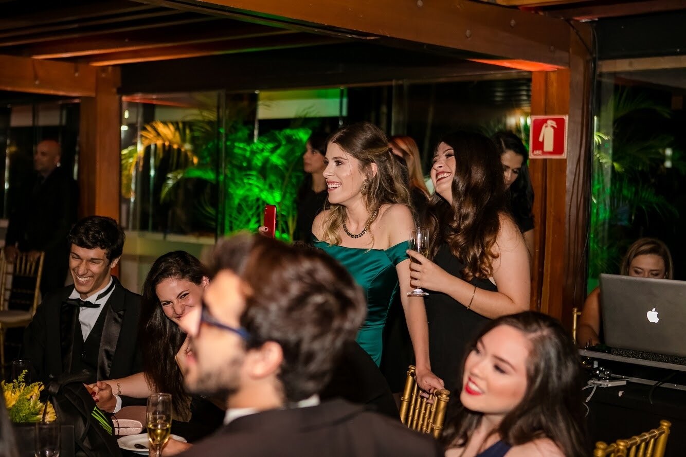 Jess em festa com vestido verde