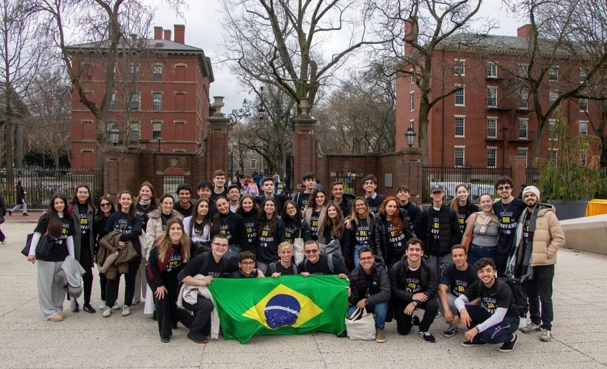 Jess com grupo em Harvard