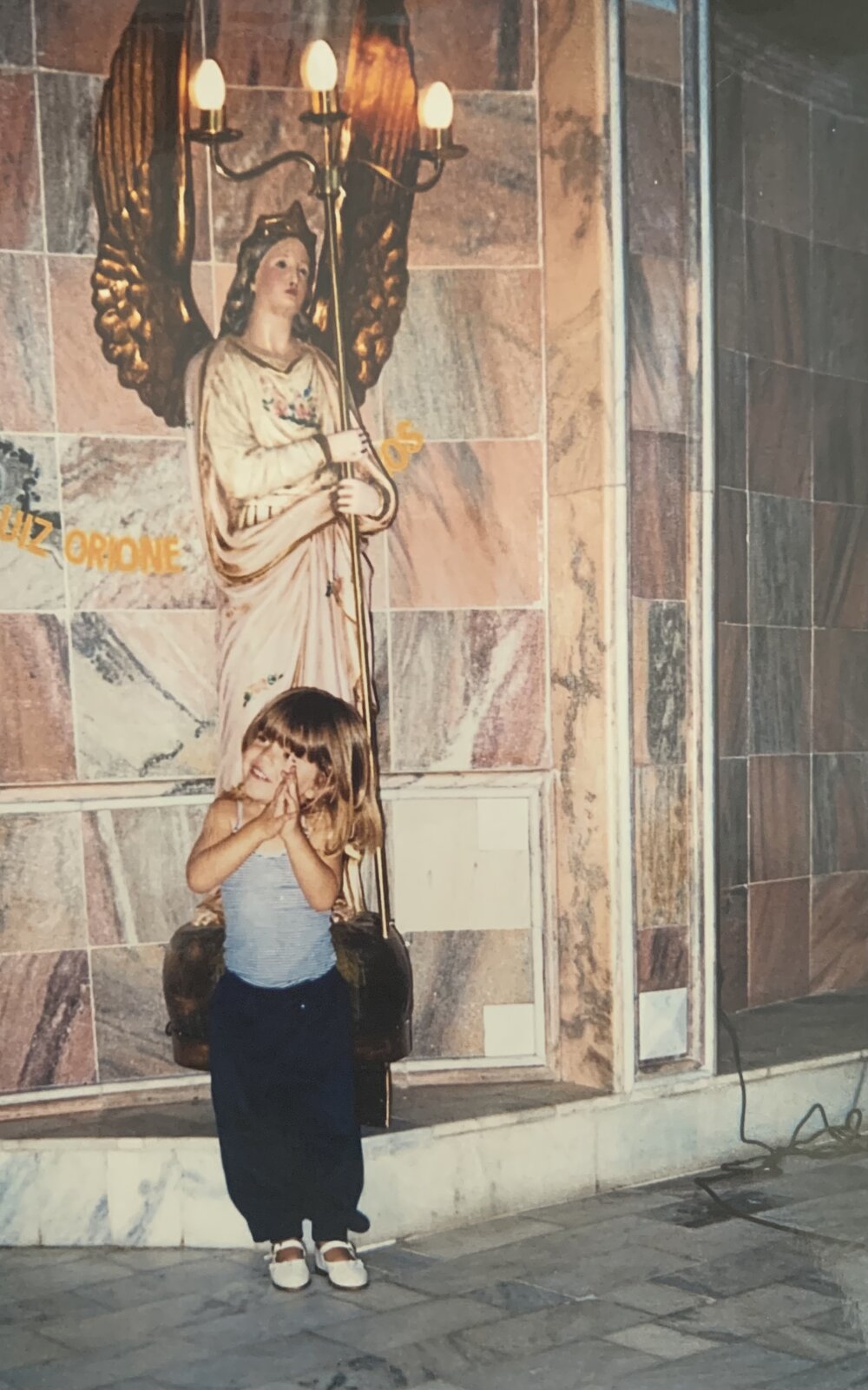 Jess rezando na igreja