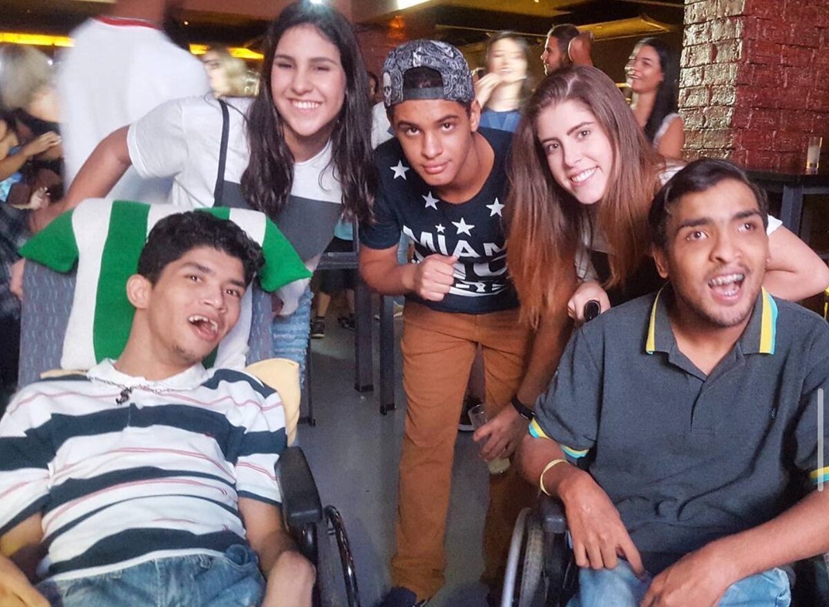 Jess com jovens cadeirantes